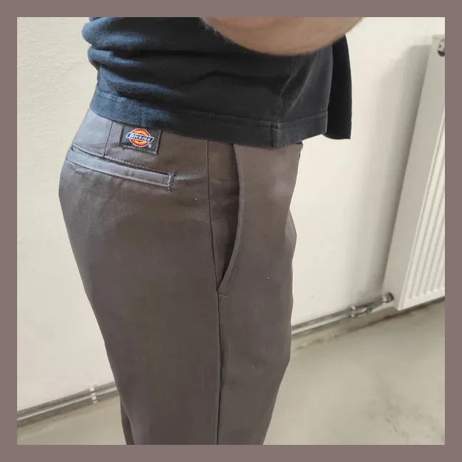 Entdecke unsere Vintage Track Pants von Nike und anderen Marken, erhältlich bei Valuxery.de - Dein Shop für trendige Vintage - Kleidung. Unsere Track Pants sind aus hochwertigen Materialien und