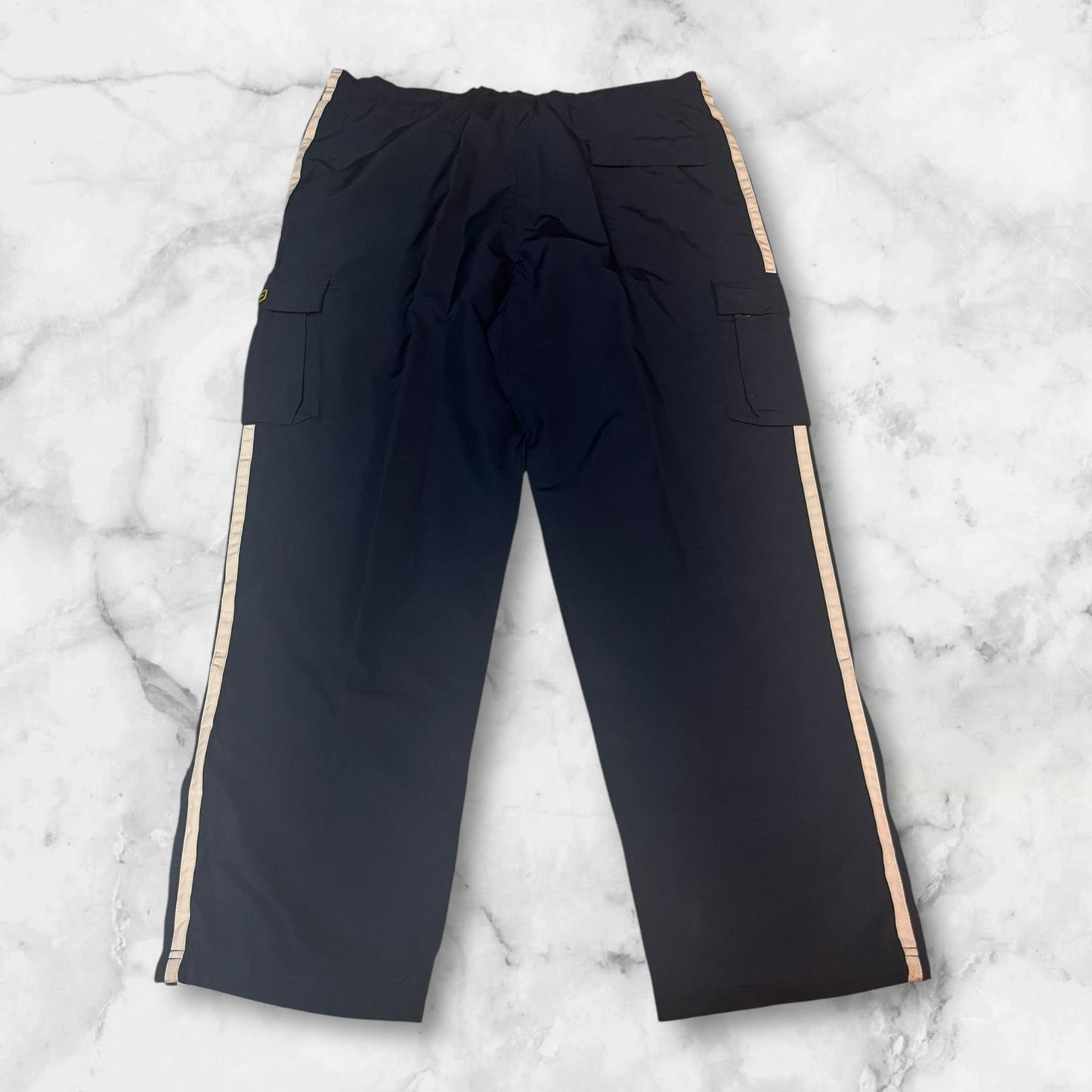 Entdecke unsere Vintage Track Pants von Nike und anderen Marken, erhältlich bei Valuxery.de - Dein Shop für trendige Vintage - Kleidung. Unsere Track Pants sind aus hochwertigen Materialien und