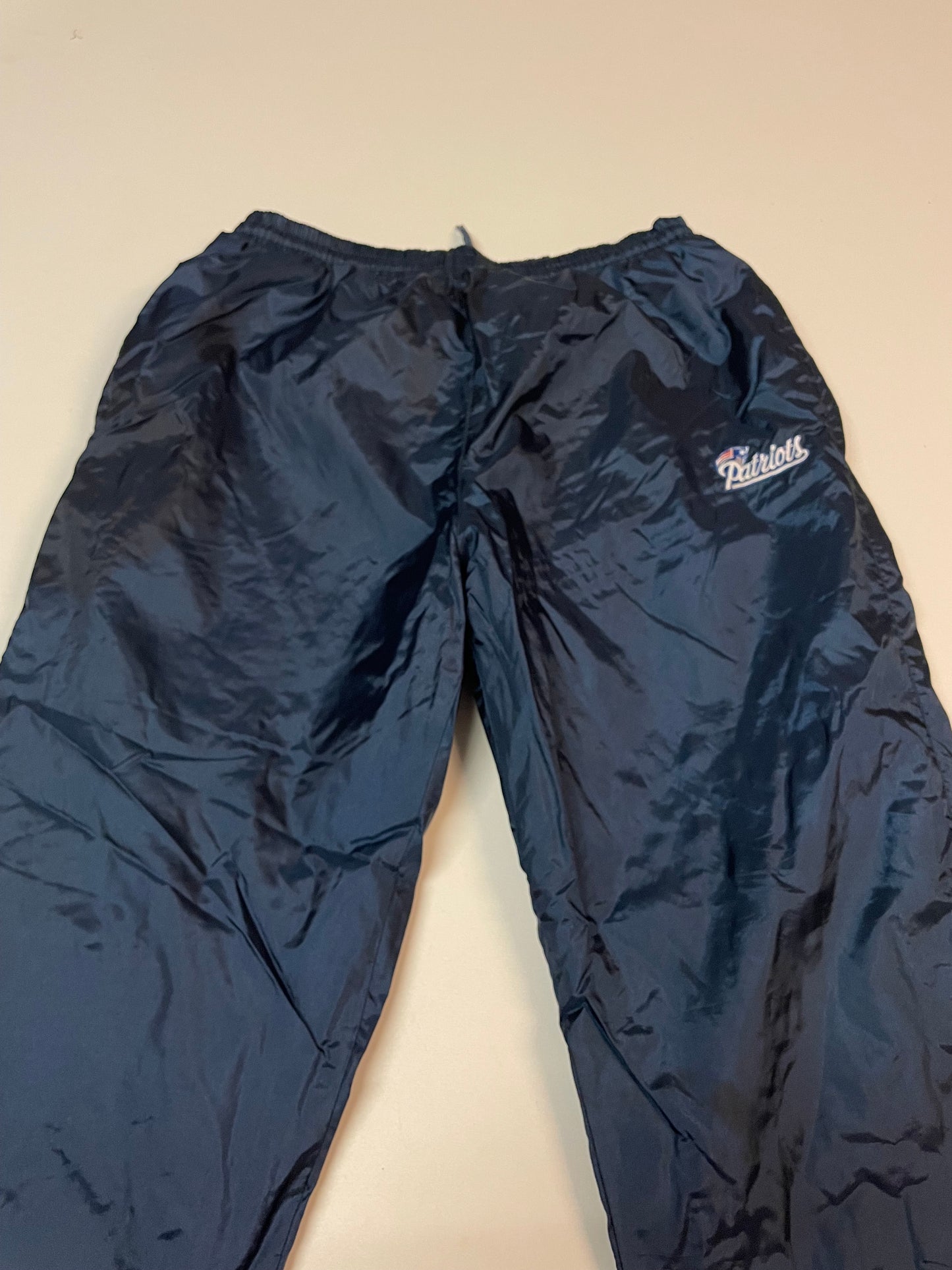 Entdecke unsere Vintage Track Pants von Nike und anderen Marken, erhältlich bei Valuxery.de - Dein Shop für trendige Vintage - Kleidung. Unsere Track Pants sind aus hochwertigen Materialien und