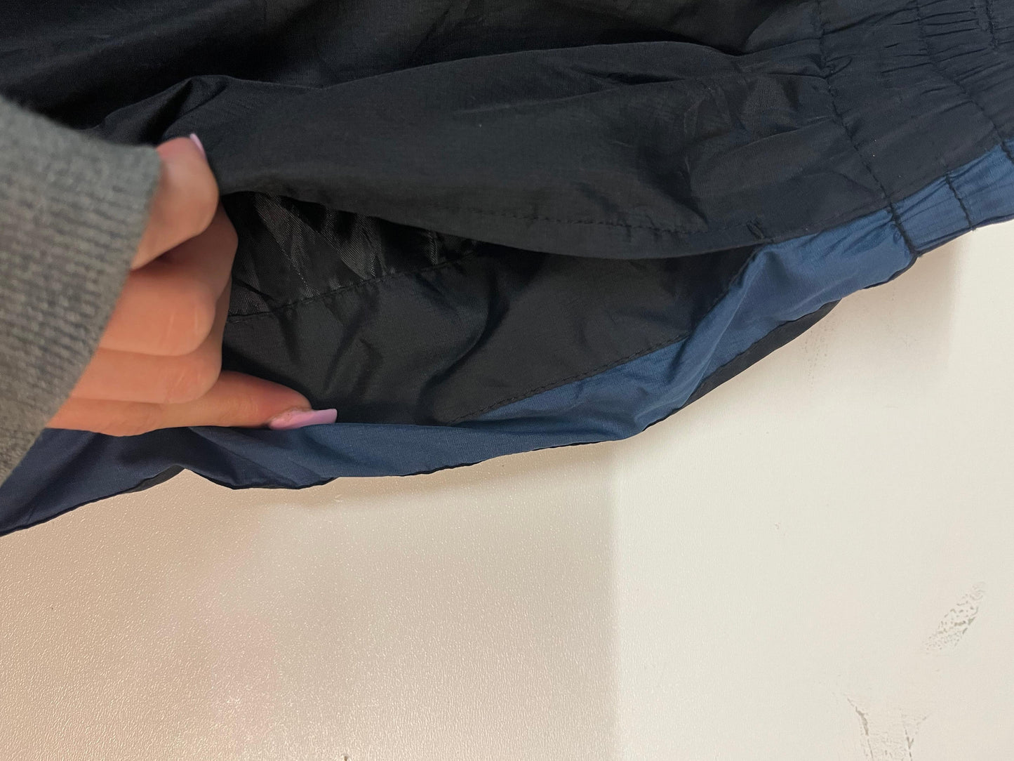 Entdecke unsere Vintage Track Pants von Nike und anderen Marken, erhältlich bei Valuxery.de - Dein Shop für trendige Vintage - Kleidung. Unsere Track Pants sind aus hochwertigen Materialien und