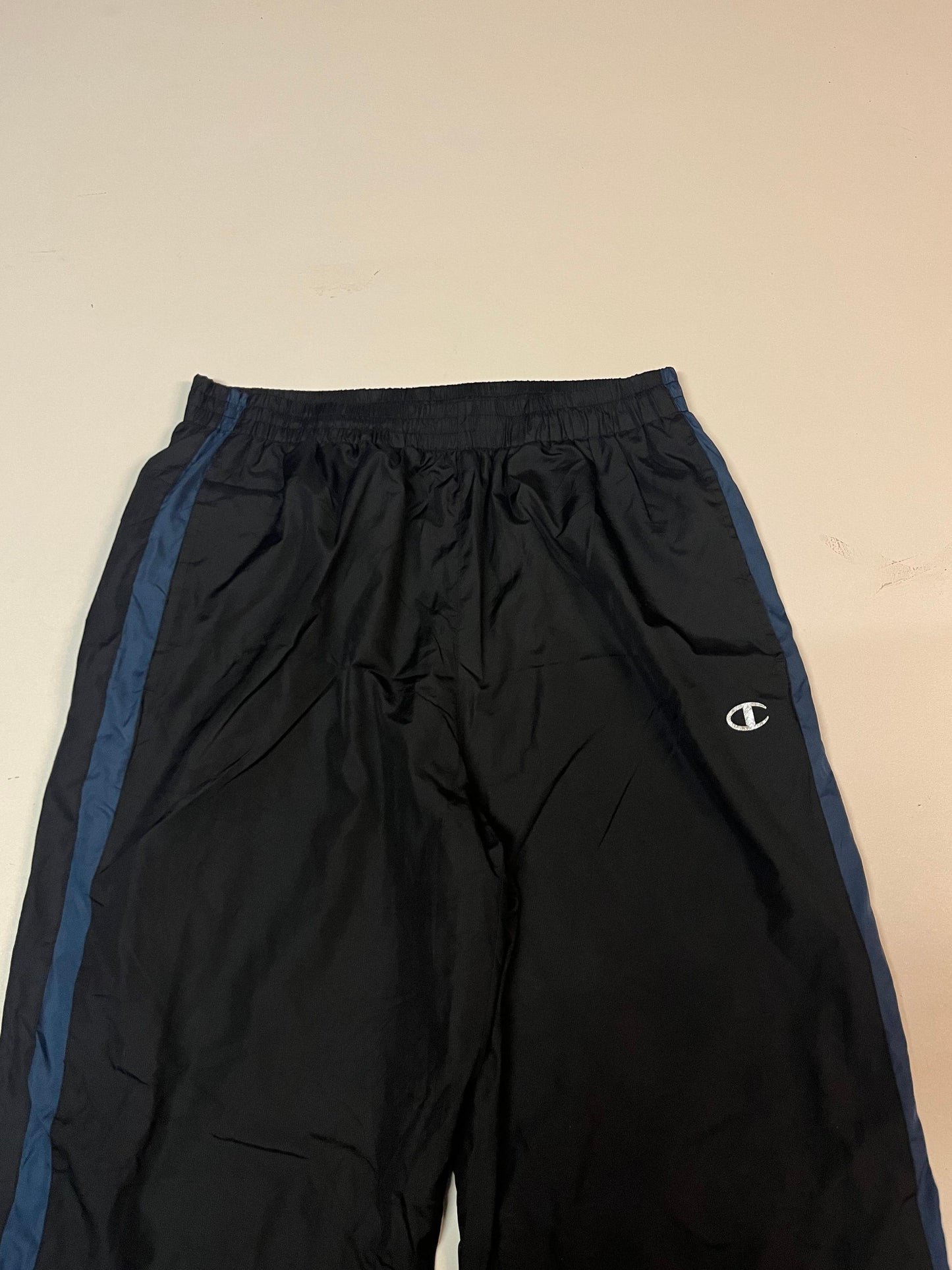 Entdecke unsere Vintage Track Pants von Nike und anderen Marken, erhältlich bei Valuxery.de - Dein Shop für trendige Vintage - Kleidung. Unsere Track Pants sind aus hochwertigen Materialien und