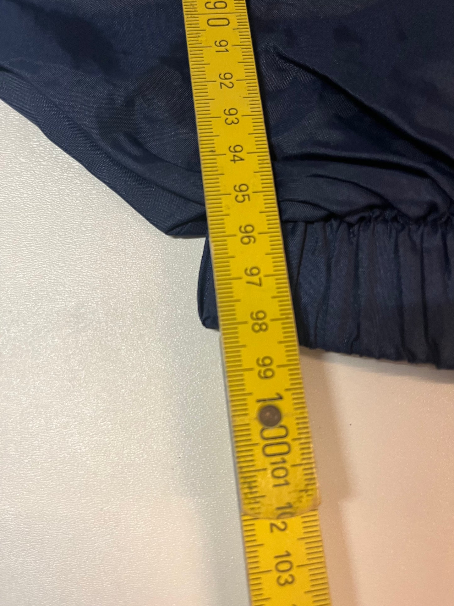 Entdecke unsere Vintage Track Pants von Nike und anderen Marken, erhältlich bei Valuxery.de - Dein Shop für trendige Vintage - Kleidung. Unsere Track Pants sind aus hochwertigen Materialien und