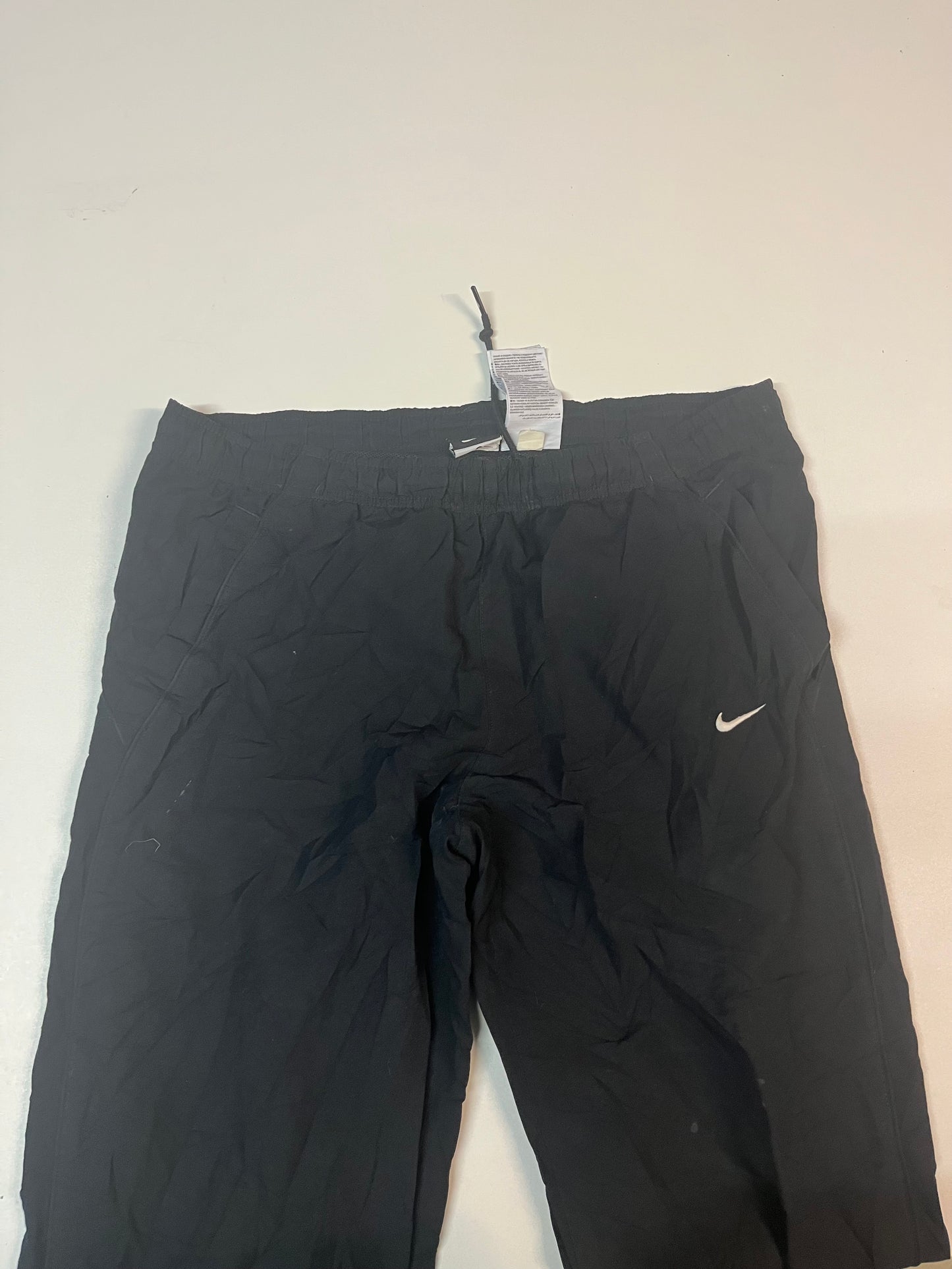 Entdecke unsere Vintage Track Pants von Nike und anderen Marken, erhältlich bei Valuxery.de - Dein Shop für trendige Vintage - Kleidung. Unsere Track Pants sind aus hochwertigen Materialien und