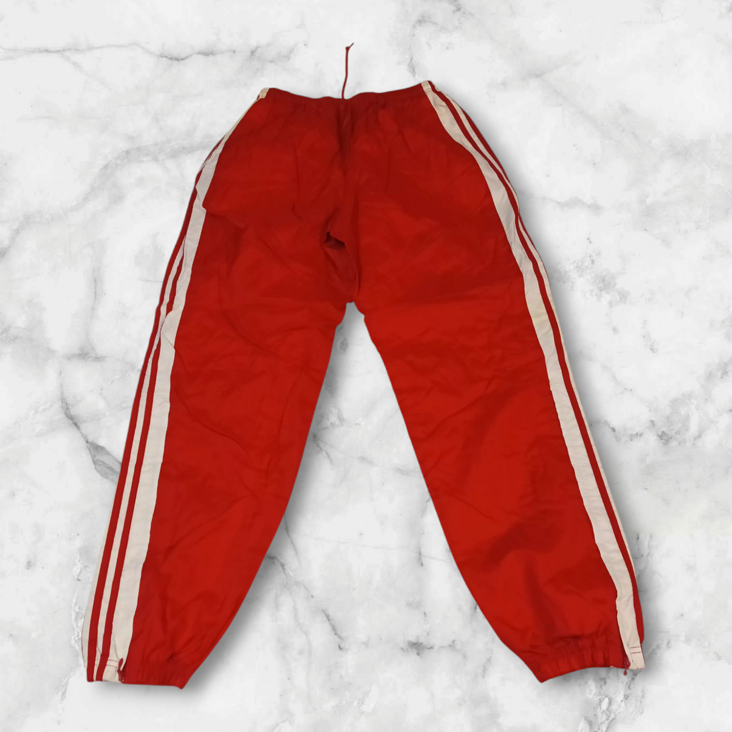 Entdecke unsere Vintage Track Pants von Nike und anderen Marken, erhältlich bei Valuxery.de - Dein Shop für trendige Vintage - Kleidung. Unsere Track Pants sind aus hochwertigen Materialien und