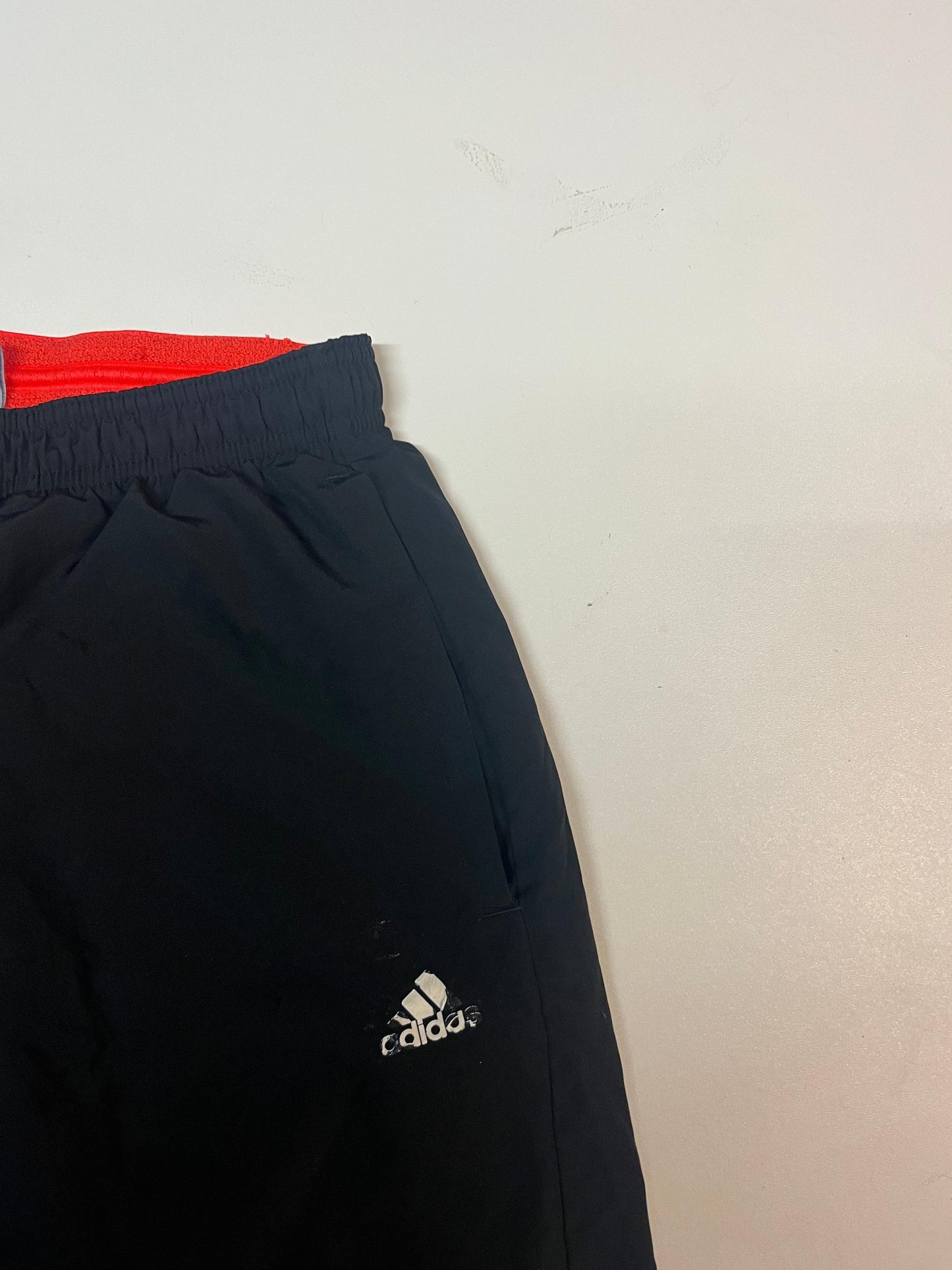 Entdecke unsere Vintage Track Pants von Nike und anderen Marken, erhältlich bei Valuxery.de - Dein Shop für trendige Vintage - Kleidung. Unsere Track Pants sind aus hochwertigen Materialien und
