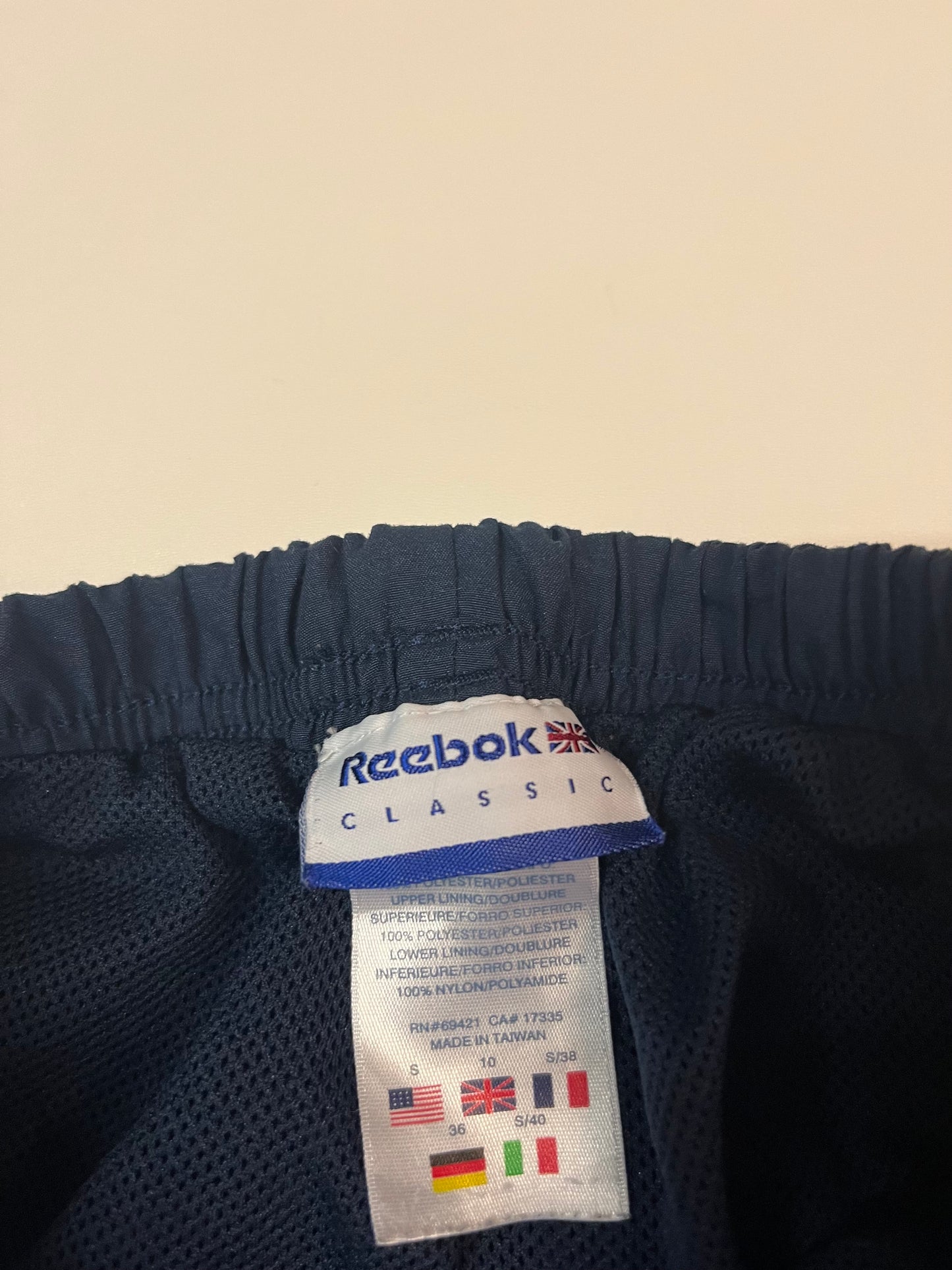 Entdecke unsere Vintage Track Pants von Nike und anderen Marken, erhältlich bei Valuxery.de - Dein Shop für trendige Vintage - Kleidung. Unsere Track Pants sind aus hochwertigen Materialien und