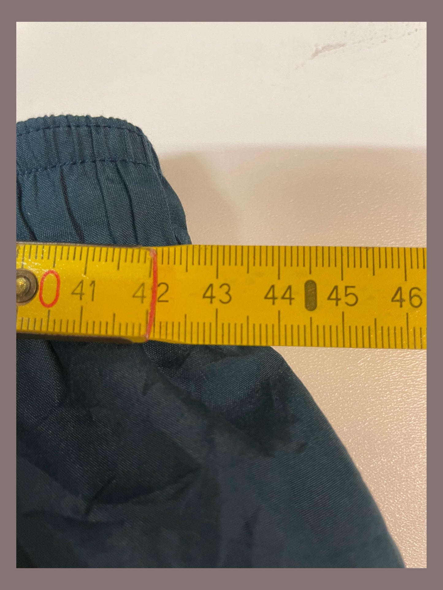 Entdecke unsere Vintage Track Pants von Nike und anderen Marken, erhältlich bei Valuxery.de - Dein Shop für trendige Vintage - Kleidung. Unsere Track Pants sind aus hochwertigen Materialien und