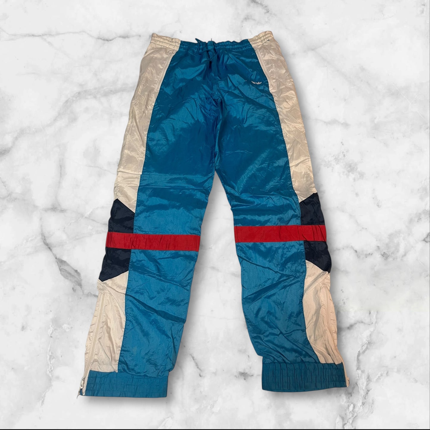 Entdecke unsere Vintage Track Pants von Nike und anderen Marken, erhältlich bei Valuxery.de - Dein Shop für trendige Vintage - Kleidung. Unsere Track Pants sind aus hochwertigen Materialien und