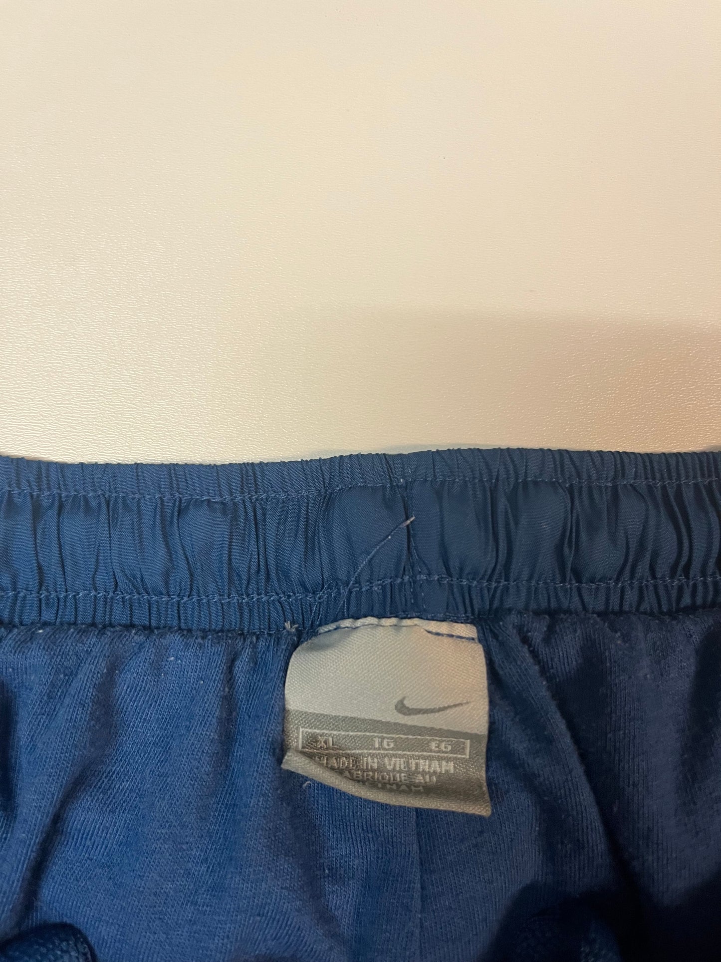 Entdecke unsere Vintage Track Pants von Nike und anderen Marken, erhältlich bei Valuxery.de - Dein Shop für trendige Vintage - Kleidung. Unsere Track Pants sind aus hochwertigen Materialien und