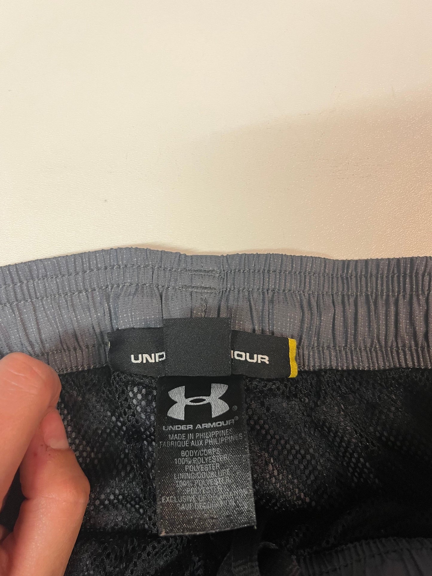 Entdecke unsere Vintage Track Pants von Nike und anderen Marken, erhältlich bei Valuxery.de - Dein Shop für trendige Vintage - Kleidung. Unsere Track Pants sind aus hochwertigen Materialien und
