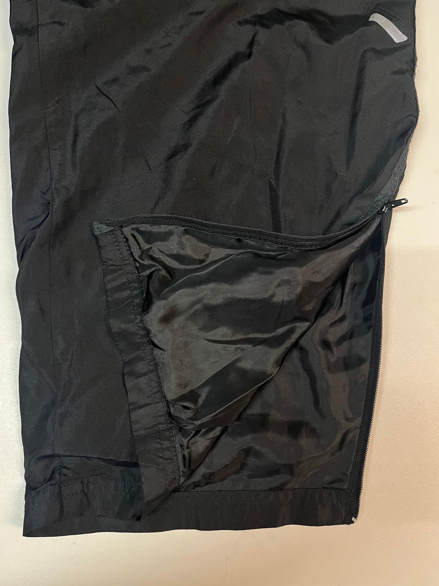 Entdecke unsere Vintage Track Pants von Nike und anderen Marken, erhältlich bei Valuxery.de - Dein Shop für trendige Vintage - Kleidung. Unsere Track Pants sind aus hochwertigen Materialien und