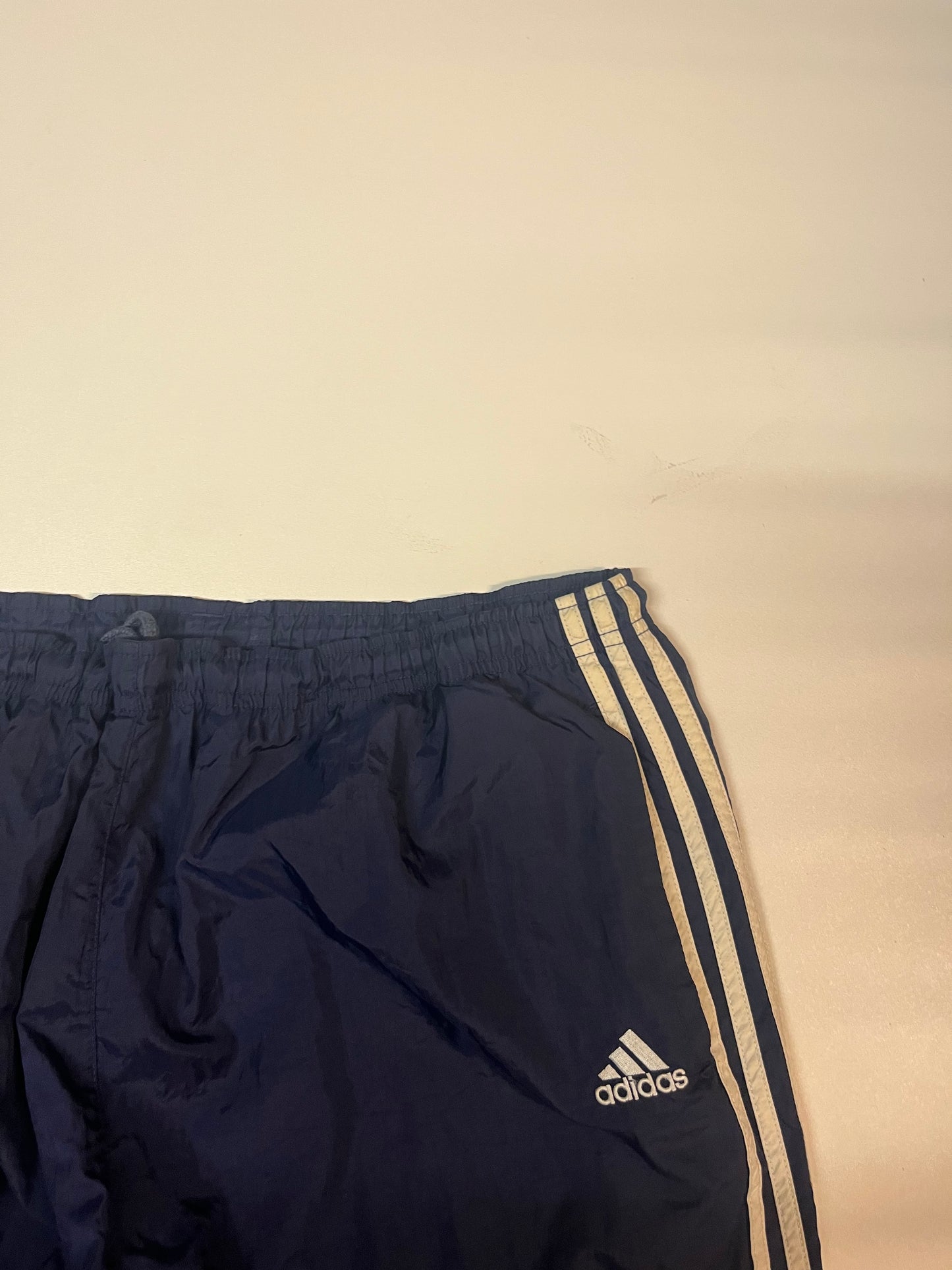 Entdecke unsere Vintage Track Pants von Nike und anderen Marken, erhältlich bei Valuxery.de - Dein Shop für trendige Vintage - Kleidung. Unsere Track Pants sind aus hochwertigen Materialien und