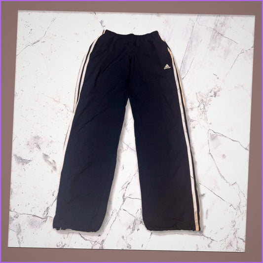 Entdecke unsere Vintage Track Pants von Nike und anderen Marken, erhältlich bei Valuxery.de - Dein Shop für trendige Vintage - Kleidung. Unsere Track Pants sind aus hochwertigen Materialien und