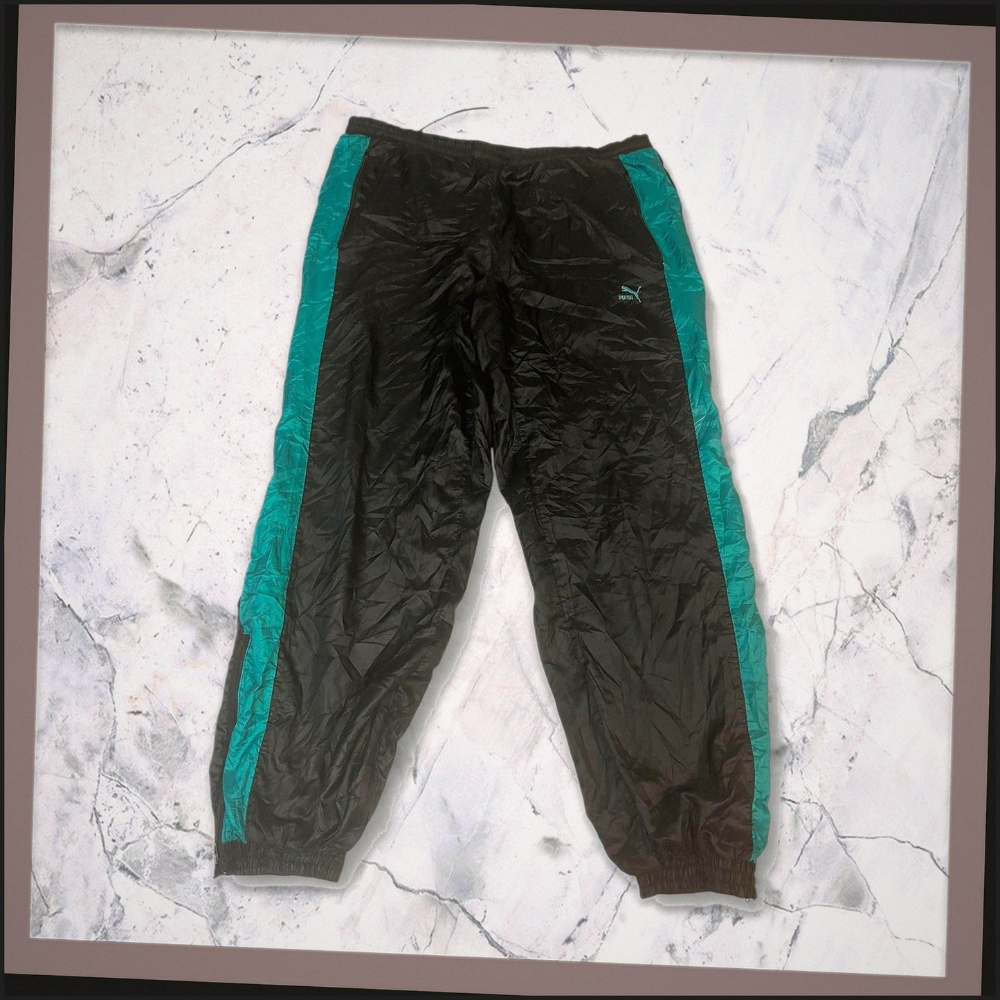 Entdecke unsere Vintage Track Pants von Nike und anderen Marken, erhältlich bei Valuxery.de - Dein Shop für trendige Vintage - Kleidung. Unsere Track Pants sind aus hochwertigen Materialien und