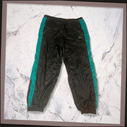 Entdecke unsere Vintage Track Pants von Nike und anderen Marken, erhältlich bei Valuxery.de - Dein Shop für trendige Vintage - Kleidung. Unsere Track Pants sind aus hochwertigen Materialien und