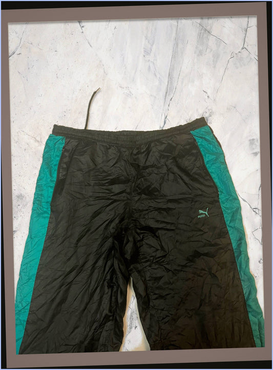 Entdecke unsere Vintage Track Pants von Nike und anderen Marken, erhältlich bei Valuxery.de - Dein Shop für trendige Vintage - Kleidung. Unsere Track Pants sind aus hochwertigen Materialien und
