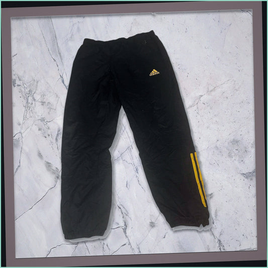 Entdecke unsere Vintage Track Pants von Nike und anderen Marken, erhältlich bei Valuxery.de - Dein Shop für trendige Vintage - Kleidung. Unsere Track Pants sind aus hochwertigen Materialien und