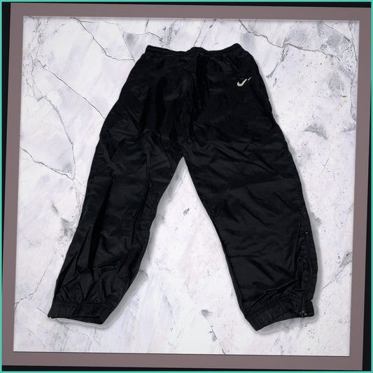 Entdecke unsere Vintage Track Pants von Nike und anderen Marken, erhältlich bei Valuxery.de - Dein Shop für trendige Vintage - Kleidung. Unsere Track Pants sind aus hochwertigen Materialien und