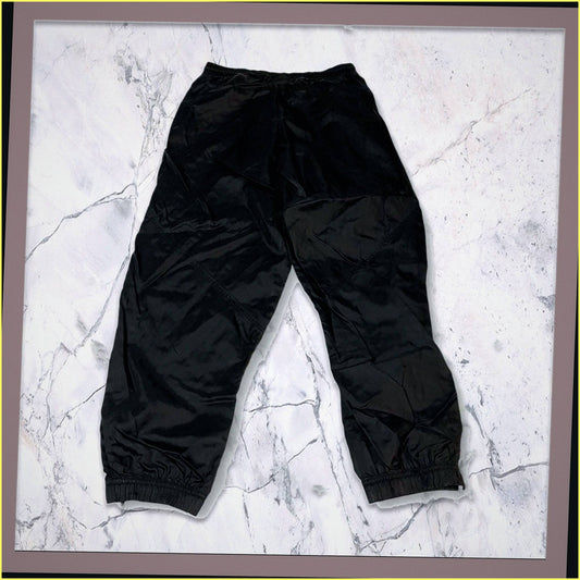 Entdecke unsere Vintage Track Pants von Nike und anderen Marken, erhältlich bei Valuxery.de - Dein Shop für trendige Vintage - Kleidung. Unsere Track Pants sind aus hochwertigen Materialien und
