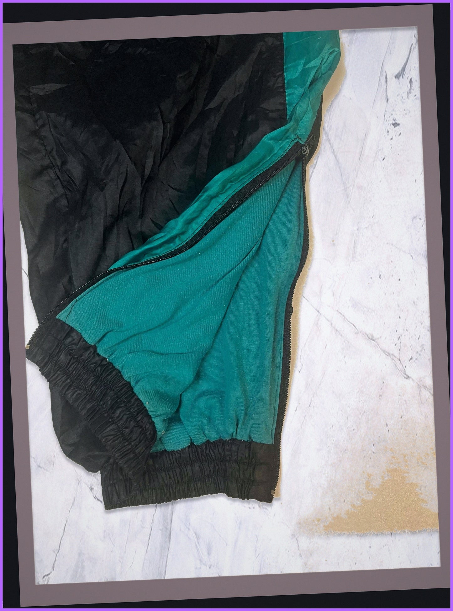 Entdecke unsere Vintage Track Pants von Nike und anderen Marken, erhältlich bei Valuxery.de - Dein Shop für trendige Vintage - Kleidung. Unsere Track Pants sind aus hochwertigen Materialien und