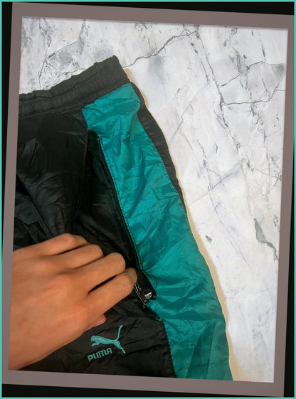 Entdecke unsere Vintage Track Pants von Nike und anderen Marken, erhältlich bei Valuxery.de - Dein Shop für trendige Vintage - Kleidung. Unsere Track Pants sind aus hochwertigen Materialien und