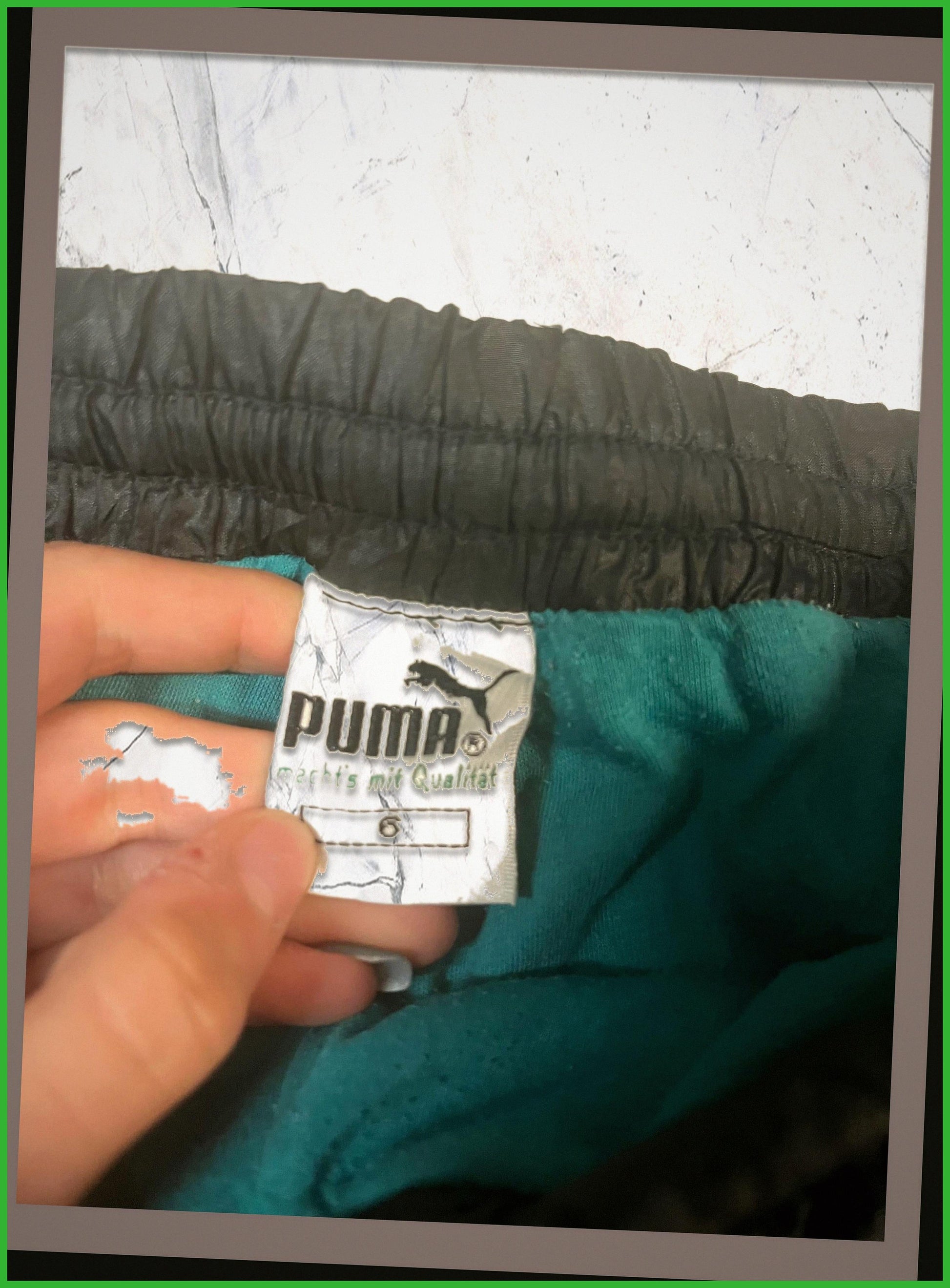 Entdecke unsere Vintage Track Pants von Nike und anderen Marken, erhältlich bei Valuxery.de - Dein Shop für trendige Vintage - Kleidung. Unsere Track Pants sind aus hochwertigen Materialien und