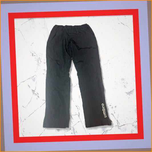 Entdecke unsere Vintage Track Pants von Nike und anderen Marken, erhältlich bei Valuxery.de - Dein Shop für trendige Vintage - Kleidung. Unsere Track Pants sind aus hochwertigen Materialien und
