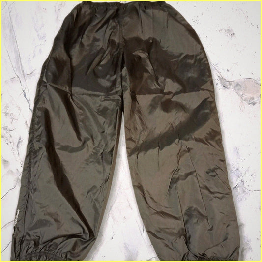 Entdecke unsere Vintage Track Pants von Nike und anderen Marken, erhältlich bei Valuxery.de - Dein Shop für trendige Vintage - Kleidung. Unsere Track Pants sind aus hochwertigen Materialien und