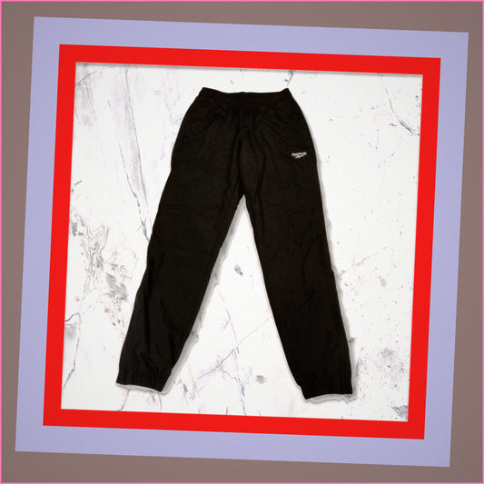 Entdecke unsere Vintage Track Pants von Nike und anderen Marken, erhältlich bei Valuxery.de - Dein Shop für trendige Vintage - Kleidung. Unsere Track Pants sind aus hochwertigen Materialien und