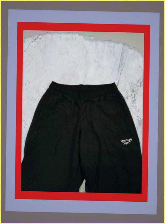 Entdecke unsere Vintage Track Pants von Nike und anderen Marken, erhältlich bei Valuxery.de - Dein Shop für trendige Vintage - Kleidung. Unsere Track Pants sind aus hochwertigen Materialien und