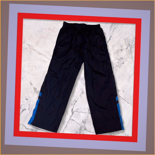 Entdecke unsere Vintage Track Pants von Nike und anderen Marken, erhältlich bei Valuxery.de - Dein Shop für trendige Vintage - Kleidung. Unsere Track Pants sind aus hochwertigen Materialien und