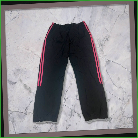 Entdecke unsere Vintage Track Pants von Nike und anderen Marken, erhältlich bei Valuxery.de - Dein Shop für trendige Vintage - Kleidung. Unsere Track Pants sind aus hochwertigen Materialien und