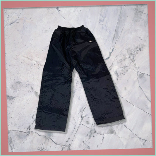 Entdecke unsere Vintage Track Pants von Nike und anderen Marken, erhältlich bei Valuxery.de - Dein Shop für trendige Vintage - Kleidung. Unsere Track Pants sind aus hochwertigen Materialien und