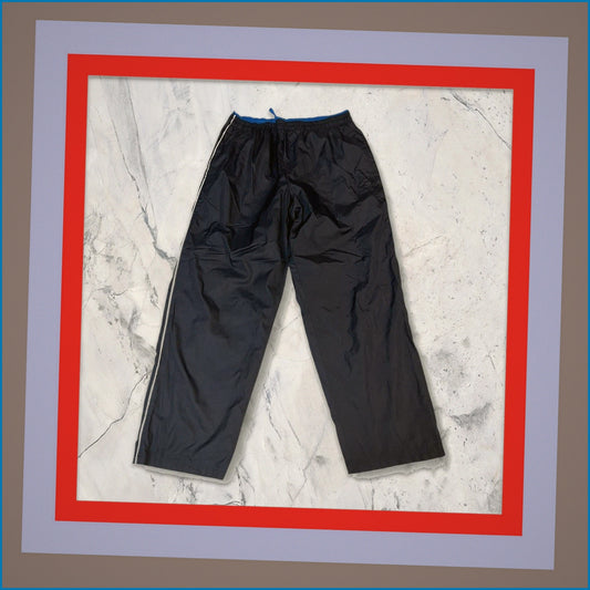 Entdecke unsere Vintage Track Pants von Nike und anderen Marken, erhältlich bei Valuxery.de - Dein Shop für trendige Vintage - Kleidung. Unsere Track Pants sind aus hochwertigen Materialien und
