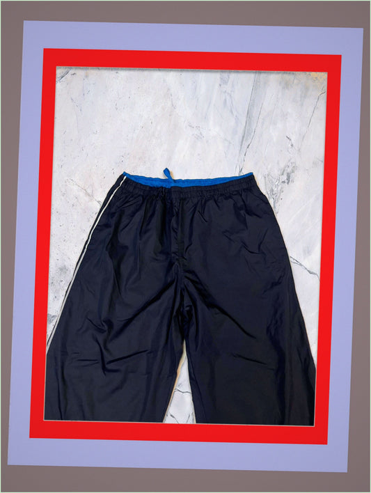 Entdecke unsere Vintage Track Pants von Nike und anderen Marken, erhältlich bei Valuxery.de - Dein Shop für trendige Vintage - Kleidung. Unsere Track Pants sind aus hochwertigen Materialien und