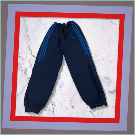 Entdecke unsere Vintage Track Pants von Nike und anderen Marken, erhältlich bei Valuxery.de - Dein Shop für trendige Vintage - Kleidung. Unsere Track Pants sind aus hochwertigen Materialien und