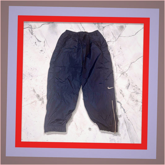 Entdecke unsere Vintage Track Pants von Nike und anderen Marken, erhältlich bei Valuxery.de - Dein Shop für trendige Vintage - Kleidung. Unsere Track Pants sind aus hochwertigen Materialien und