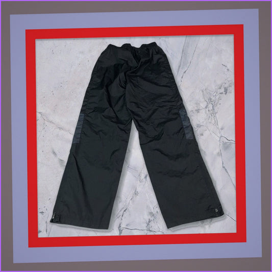 Entdecke unsere Vintage Track Pants von Nike und anderen Marken, erhältlich bei Valuxery.de - Dein Shop für trendige Vintage - Kleidung. Unsere Track Pants sind aus hochwertigen Materialien und