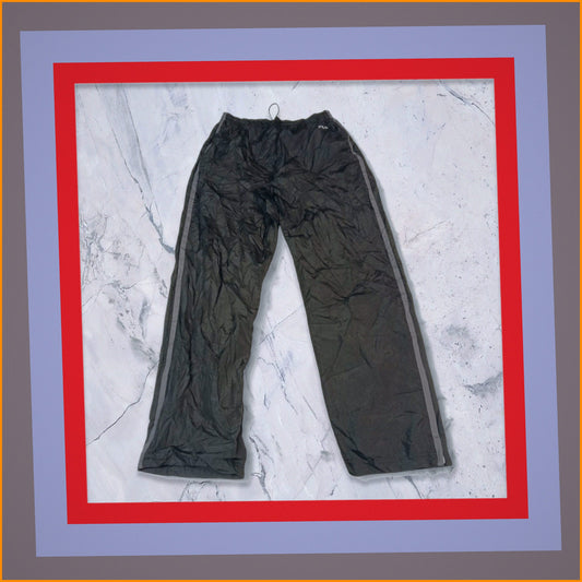 Entdecke unsere Vintage Track Pants von Nike und anderen Marken, erhältlich bei Valuxery.de - Dein Shop für trendige Vintage - Kleidung. Unsere Track Pants sind aus hochwertigen Materialien und