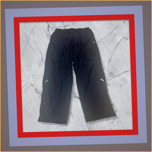 Entdecke unsere Vintage Track Pants von Nike und anderen Marken, erhältlich bei Valuxery.de - Dein Shop für trendige Vintage - Kleidung. Unsere Track Pants sind aus hochwertigen Materialien und