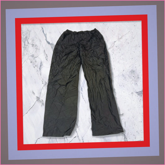 Entdecke unsere Vintage Track Pants von Nike und anderen Marken, erhältlich bei Valuxery.de - Dein Shop für trendige Vintage - Kleidung. Unsere Track Pants sind aus hochwertigen Materialien und