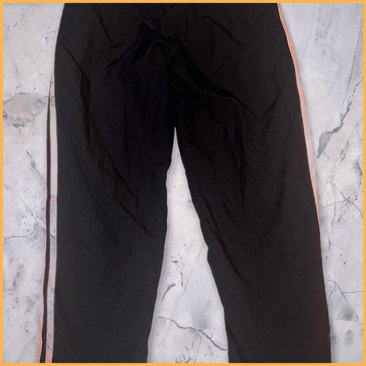 Entdecke unsere Vintage Track Pants von Nike und anderen Marken, erhältlich bei Valuxery.de - Dein Shop für trendige Vintage - Kleidung. Unsere Track Pants sind aus hochwertigen Materialien und