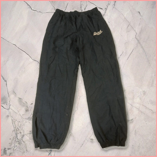 Entdecke unsere Vintage Track Pants von Nike und anderen Marken, erhältlich bei Valuxery.de - Dein Shop für trendige Vintage - Kleidung. Unsere Track Pants sind aus hochwertigen Materialien und