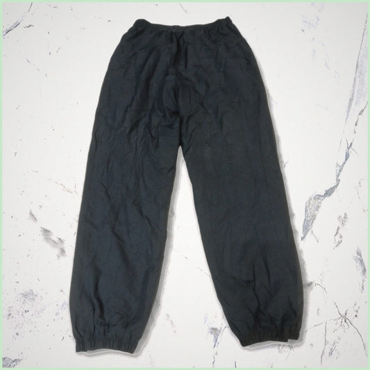 Entdecke unsere Vintage Track Pants von Nike und anderen Marken, erhältlich bei Valuxery.de - Dein Shop für trendige Vintage - Kleidung. Unsere Track Pants sind aus hochwertigen Materialien und
