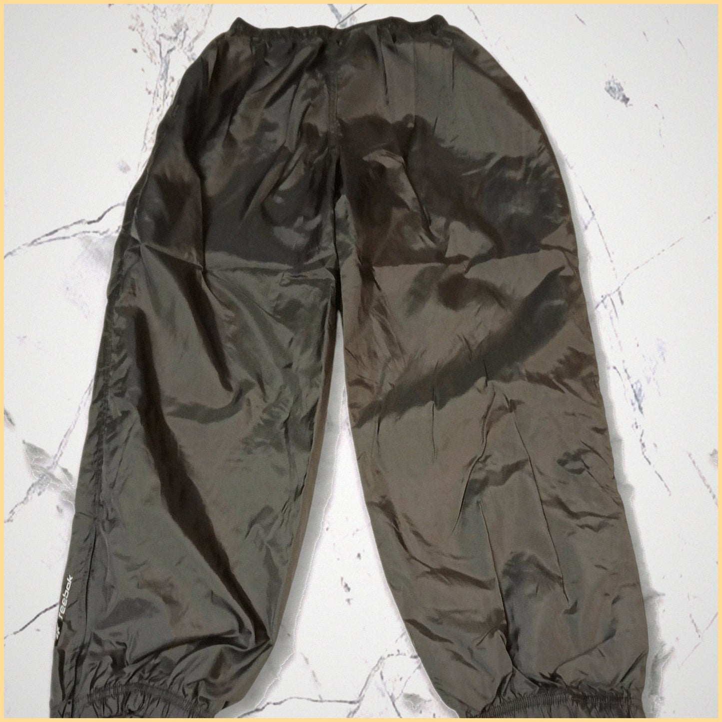 Entdecke unsere Vintage Track Pants von Nike und anderen Marken, erhältlich bei Valuxery.de - Dein Shop für trendige Vintage - Kleidung. Unsere Track Pants sind aus hochwertigen Materialien und