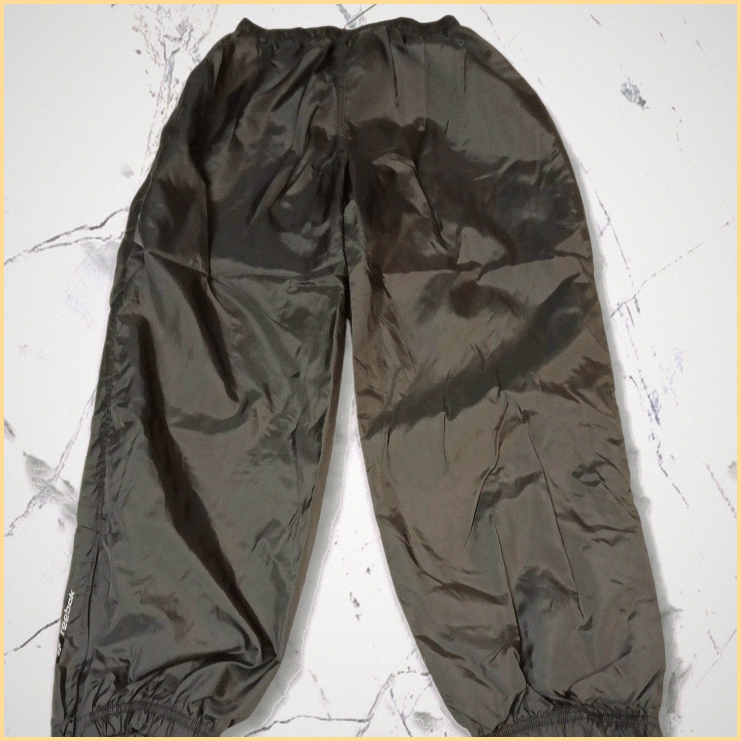 Entdecke unsere Vintage Track Pants von Nike und anderen Marken, erhältlich bei Valuxery.de - Dein Shop für trendige Vintage - Kleidung. Unsere Track Pants sind aus hochwertigen Materialien und