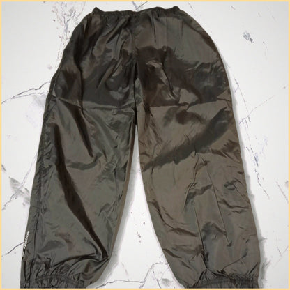 Entdecke unsere Vintage Track Pants von Nike und anderen Marken, erhältlich bei Valuxery.de - Dein Shop für trendige Vintage - Kleidung. Unsere Track Pants sind aus hochwertigen Materialien und