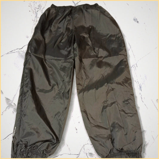 Entdecke unsere Vintage Track Pants von Nike und anderen Marken, erhältlich bei Valuxery.de - Dein Shop für trendige Vintage - Kleidung. Unsere Track Pants sind aus hochwertigen Materialien und