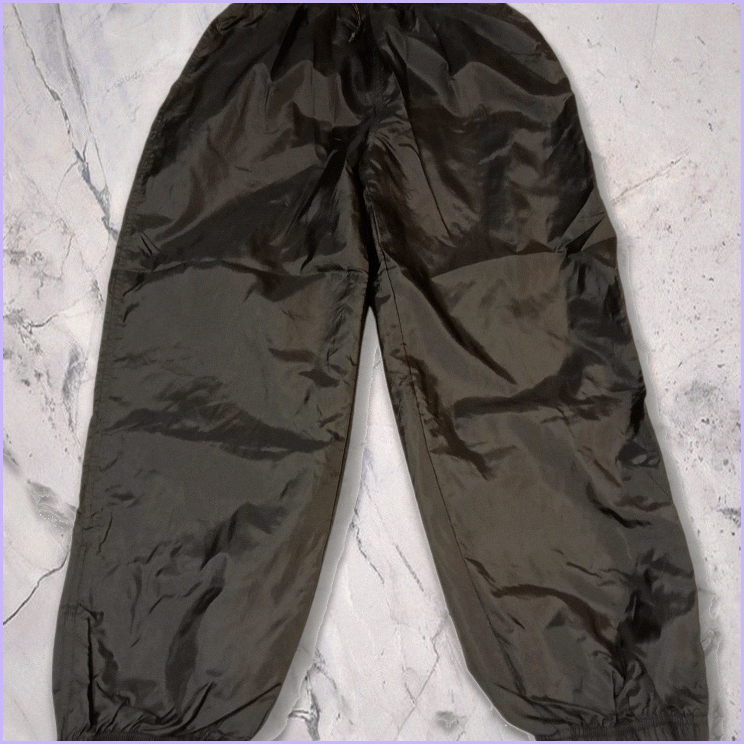 Entdecke unsere Vintage Track Pants von Nike und anderen Marken, erhältlich bei Valuxery.de - Dein Shop für trendige Vintage - Kleidung. Unsere Track Pants sind aus hochwertigen Materialien und