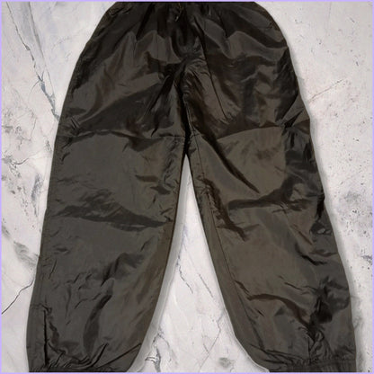 Entdecke unsere Vintage Track Pants von Nike und anderen Marken, erhältlich bei Valuxery.de - Dein Shop für trendige Vintage - Kleidung. Unsere Track Pants sind aus hochwertigen Materialien und
